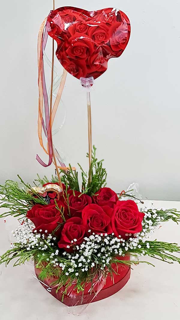 Caja corazón con rosas y globo